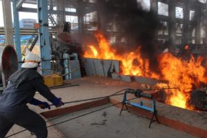Nhiều ngành nghề như y tế, khai thác mỏ, hóa chất và môi trường được áp dụng chế độ độc hại theo quy định nhằm bảo vệ quyền lợi của người lao động